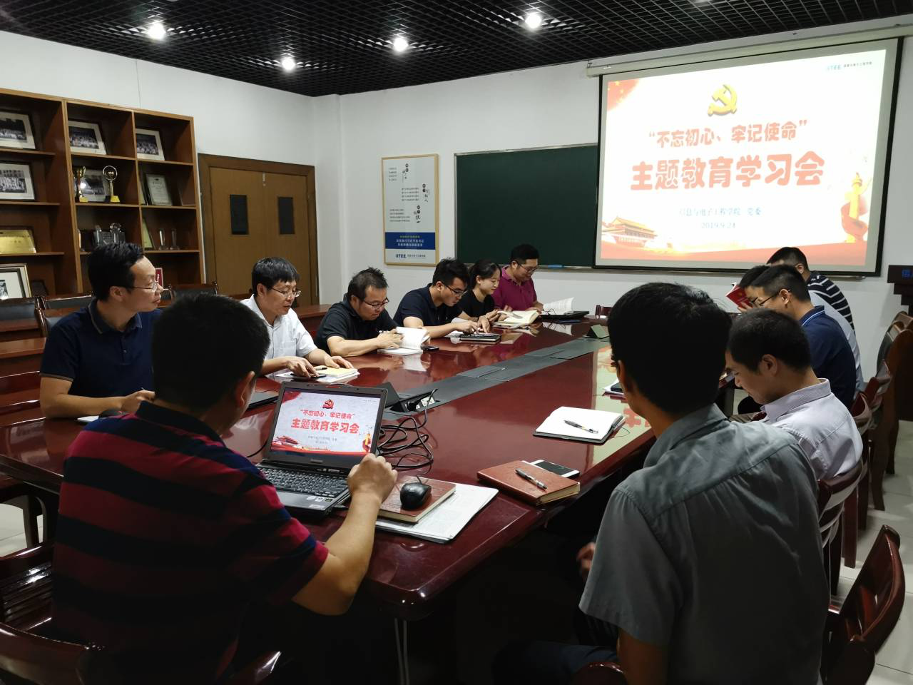 欧冠体育开展主题教育第二次集体学习会